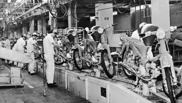Βλέποντας την παραγωγή της Honda το `60 (+Βίντεο)