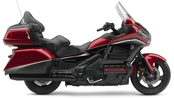 Η διχρωμία μαύρο-κόκκινο παρουσιάστηκε ειδικά για την 40η επέτειο των Gold Wing. Η διχρωμία μαύρο-κόκκινο παρουσιάστηκε ειδικά για την 40η επέτειο των Gold Wing.