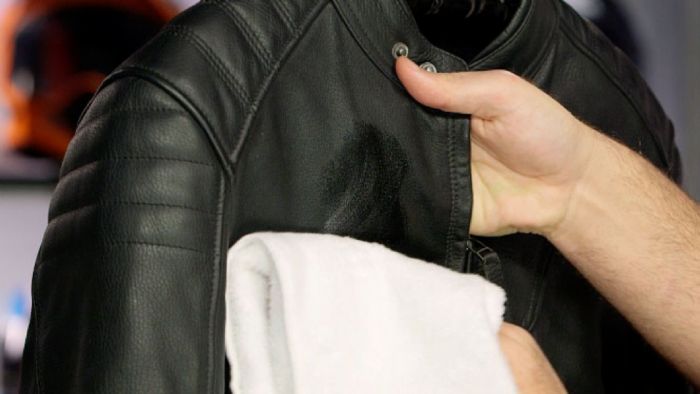 Μπορείς σε ελάχιστο χρόνο να επαναφέρεις την εμφάνιση του μπουφάν σου. Μπορείς σε ελάχιστο χρόνο να επαναφέρεις την εμφάνιση του μπουφάν σου.