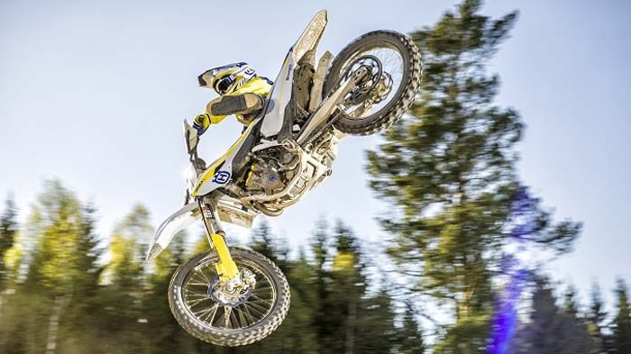 Η νέα γκάμα των Husqvarna MY15 είναι διαθέσιμη σε όλους τους εξουσιοδοτημένους σ Η νέα γκάμα των Husqvarna MY15 είναι διαθέσιμη σε όλους τους εξουσιοδοτημένους συνεργάτες της Husqvarna Motorcycles GmbH από τον Ιούλιο 2014