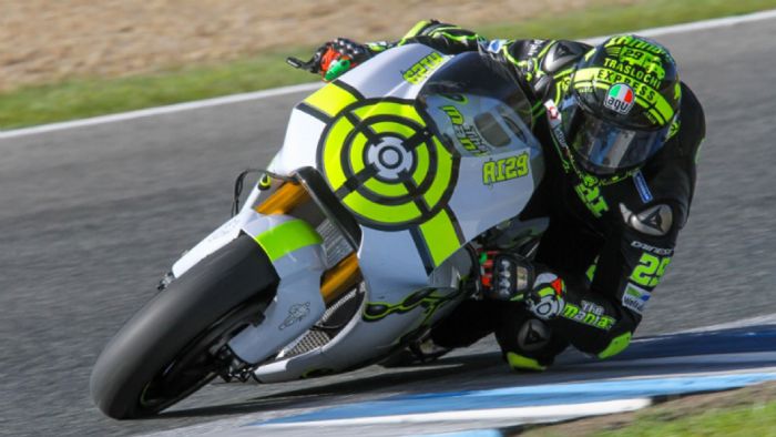 Ο Andrea Iannone σε στιγμιότυπο από τις δοκιμές στο Jerez. Ο Andrea Iannone σε στιγμιότυπο από τις δοκιμές στο Jerez.