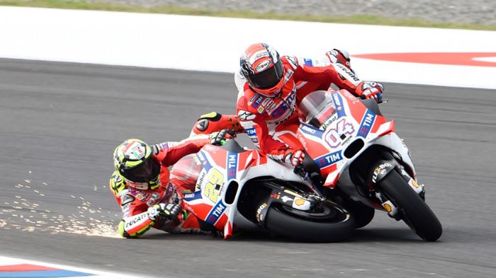 Η στιγμή της επαφής που έθεσε τα δύο εργοστασιακά Ducati εκτός podium. Η στιγμή της επαφής που έθεσε τα δύο εργοστασιακά Ducati εκτός podium.