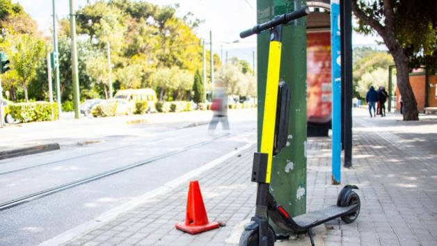 «Η Αθήνα στα φρένα για τα ηλεκτρικά πατίνια – Προσφυγή, πρόστιμα και κανονισμός στον αέρα»