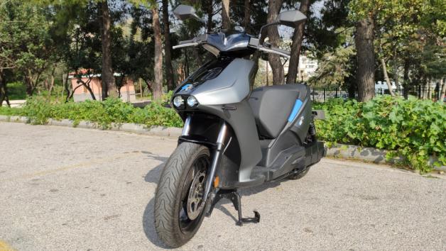 Παραλάβαμε το Ray 7.7, το ισχυρότερο ηλεκτρικό scooter της αγοράς Παραλάβαμε το Ray 7.7, το ισχυρότερο ηλεκτρικό scooter της αγοράς