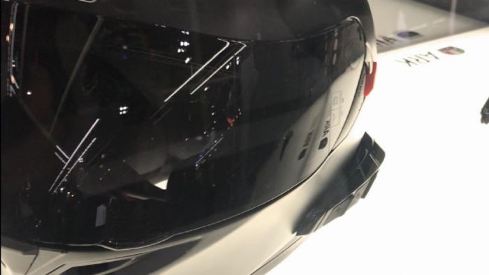 Eνσωματώνεται όμορφα στο κέλυφος του κράνους 