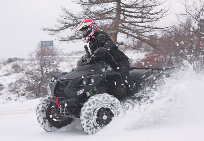 Είτε με την κίνηση στους πίσω τροχούς, είτε με το low και το 4x4 να σκαρφαλώνει λευκούς τοίχους, δεν βρήκαμε εμπόδιο ικανό να κάνει το Centhor να χλομιάσει.
