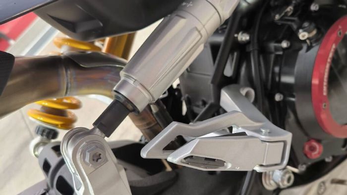 Το νέο Italjet Dragster 700 Twin δεν ξεχωρίζει μόνο για τον δικύλινδρο κινητήρα του, αλλά και για μια πατενταρισμένη τεχνολογία στην πίσω ανάρτηση. 