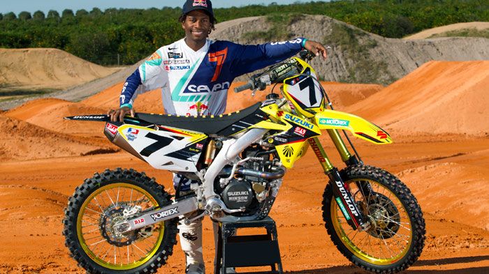 Ο James Stewart και η Yoshimura Suzuki Factory Racing ξανά μαζί, μετά το τέλος του αποκλεισμού του Αμερικανού αναβάτη από τα SX & MX δρώμενα.