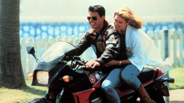 Και μετά ήρθε το 1986. Top Gun.
Ο Tom Cruise, το δερμάτινο μπουφάν, τα Ray-Ban, το άγριο βλέμμα και — πίσω του — το GPZ900R. Μια μοτοσυκλέτα που μπήκε σε κάθε σπίτι, σε κάθε εφηβικό δωμάτ