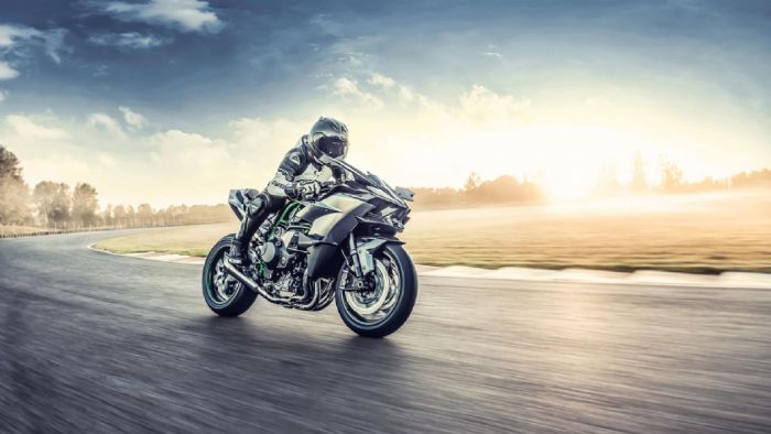 Η Kawasaki ανακοίνωσε τη συνέχιση της Ninja H2R για το 2026, χωρίς καμία τεχνική ή αισθητική αλλαγή σε σχέση με το περσινό μοντέλο. Το hypersport που έχει γράψει ιστορία στις πίστες παραμένει πιστό στ