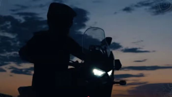 Η Kawasaki επιβεβαιώνει και επίσημα την επιστροφή της ιστορικής σειράς KLE, δημοσιεύοντας νέο teaser βίντεο που αποκαλύπτει τον καθαρόαιμο off-road χαρακτήρα της επερχόμενης adventure μοτοσυκλέτας. Η 