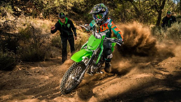 Η Kawasaki φέρνει ξανά στο προσκήνιο το KLX140R 2026, μια μοτοσυκλέτα σχεδιασμένη για νέους αναβάτες που θέλουν να μπουν στον κόσμο του off-road. Ο αερόψυκτος τετράχρονος μονοκύλινδρος κινητήρας των 1