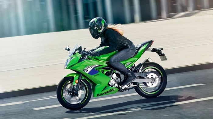 Η Kawasaki συνεχίζει τη στρατηγική της για το 2026, επεκτείνοντας τη μεγάλη χρωματική ανανέωση και στα entry-level μοντέλα της.