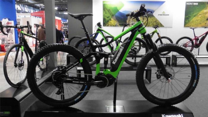 H γκάμα των ηλεκτρικών ποδηλάτων της Kawasaki, που εμφανίστηκε στην EICMA. 