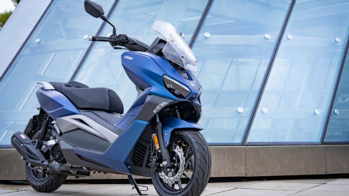 Το Keeway Vieste 125, με τιμή 2.250 ευρώ, ανήκει στη μικρή κατηγορία scooter και επιχειρεί να συνδυάσει πρακτικότητα με στοιχεία σύγχρονου design. 