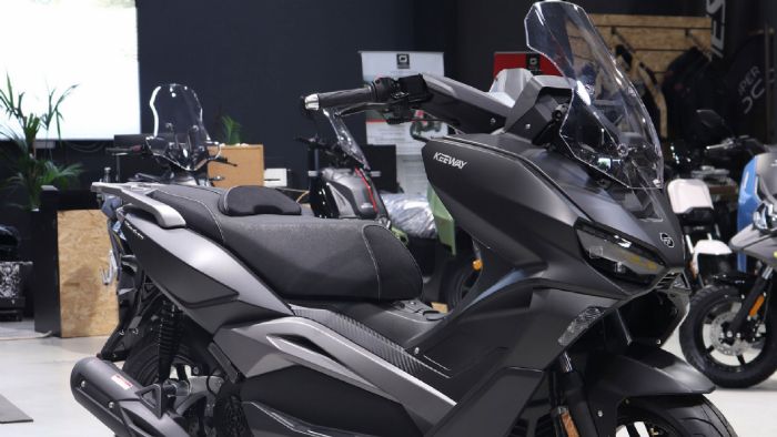 Το Keeway Vieste 125 επιστρέφει στην αγορά ανανεωμένο, με κινητήρα που πληροί τις αυστηρότερες προδιαγραφές Euro5+, διατηρώντας παράλληλα την εξαιρετικά ανταγωνιστική τιμή του στα 2.250 ευρώ.