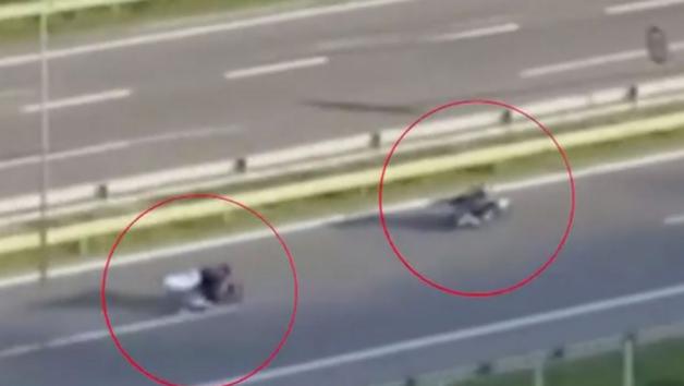 Το μεσημέρι της Κυριακής, η Υψηλή Γέφυρα της Χαλκίδας μετατράπηκε για λίγα λεπτά Το μεσημέρι της Κυριακής, η Υψηλή Γέφυρα της Χαλκίδας μετατράπηκε για λίγα λεπτά σε πίστα αγώνων. Μια ομάδα νεαρών μοτοσικλετιστών σταμάτησε την κυκλοφορία και άρχισε να κάνει παράνομους αγώνες ταχύτη