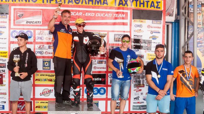 Η στιγμή της βράβευσης για τον Βασίλη Κορωνάκη Η στιγμή της βράβευσης για τον Βασίλη Κορωνάκη