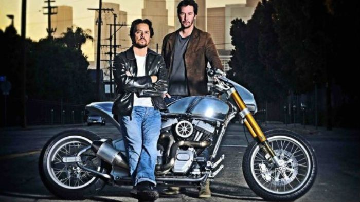 Εφτά χρόνια μετά τη συνάντησή τους, ο Keanu Reeves και ο Gard Hollinger παρουσιά Εφτά χρόνια μετά τη συνάντησή τους, ο Keanu Reeves και ο Gard Hollinger παρουσιάζουν το δημιούργημά τους.