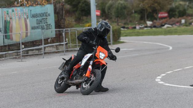 Δοκιμάζουμε το νέο ΚΤΜ 390 SMC R - Βγάζει γούστα Δοκιμάζουμε το νέο ΚΤΜ 390 SMC R - Βγάζει γούστα