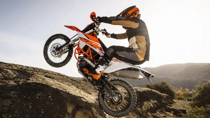 Η KTM ετοιμάζει το έδαφος για την άφιξη της νέας 690 Enduro R 2026, και το πρώτο που αποκαλύπτεται είναι η βαθιά ανανέωση του μονοκύλινδρου LC4 κινητήρα.