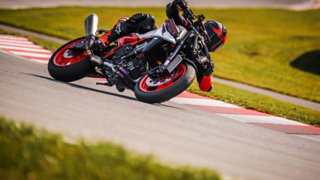 Η νέα KTM 990 Duke R 2026 επαναφέρει την αυστριακή naked στο επίκεντρο, με στοχευμένες αναβαθμίσεις που τη φέρνουν πιο κοντά στις απαιτήσεις των σκληροπυρηνικών φίλων της μάρκας.