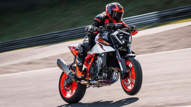 Το ηλεκτρονικό πακέτο βασίζεται στο Bosch EMS με Ride-by-Wire, με παραμετροποιήσιμες ρυθμίσεις ισχύος Traction Control, 4 riding modes με ολοκληρωμένες επιλογές προσαρμογής και Launch Control.