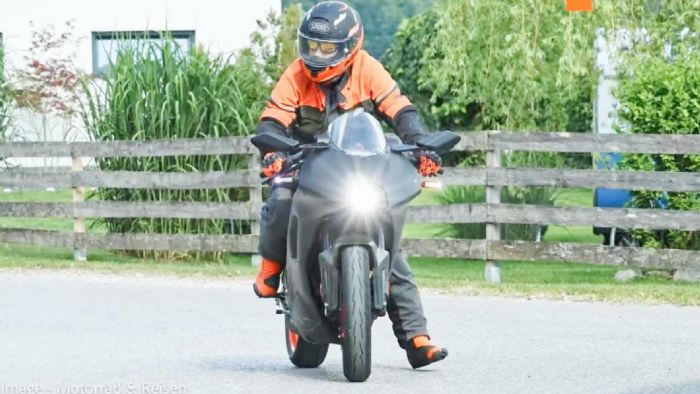 KTM RC 390: Ο φακός την «τσάκωσε» πιο επιθετική με καινούργια εξάτμιση και φαίρινγκ
