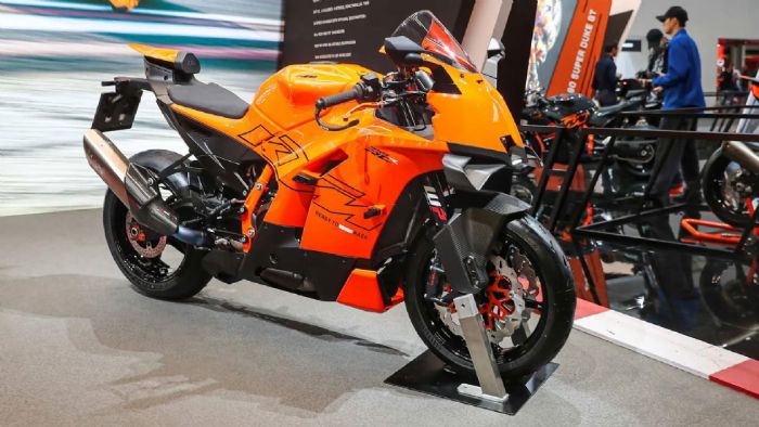 Η KTM ανακοίνωσε το ανανεωμένο χρονοδιάγραμμα για τα νέα μοντέλα που παρουσιάστηκαν στην EICMA 2024. Η αυστριακή εταιρεία επιβεβαίωσε ότι η νέα γενιά street και adventure μοτοσυκλετών θα λανσαριστεί ω