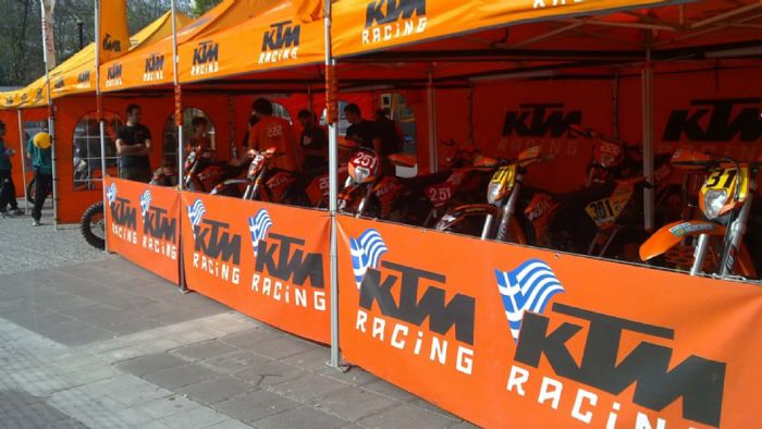 Στιγμιότυπο από τον αγώνα ΜΧ στα Γιαννιτσά. Οι μοτοσυκλέτες σε παράταξη, κάτω απ Στιγμιότυπο από τον αγώνα ΜΧ στα Γιαννιτσά. Οι μοτοσυκλέτες σε παράταξη, κάτω από τις τέντες.