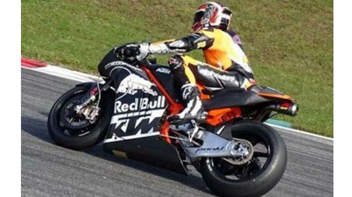 Red Bull (χορηγία), WP (αναρτήσεις), Akrapovic (εξατμίσεις) και Pankl (εξαρτήματ Red Bull (χορηγία), WP (αναρτήσεις), Akrapovic (εξατμίσεις) και Pankl (εξαρτήματα κινητήρα) συνεργάζονται στη μοτοσυκλέτα της ΚΤΜ.