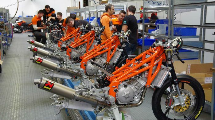 Η KTM θα λειτουργήσει με τον ίδιο τρόπο που λειτουργεί στην κατηγορία Moto3, προμηθεύοντας μοτοσικλέτες σε δυνατές ιδιωτικές ομάδες.