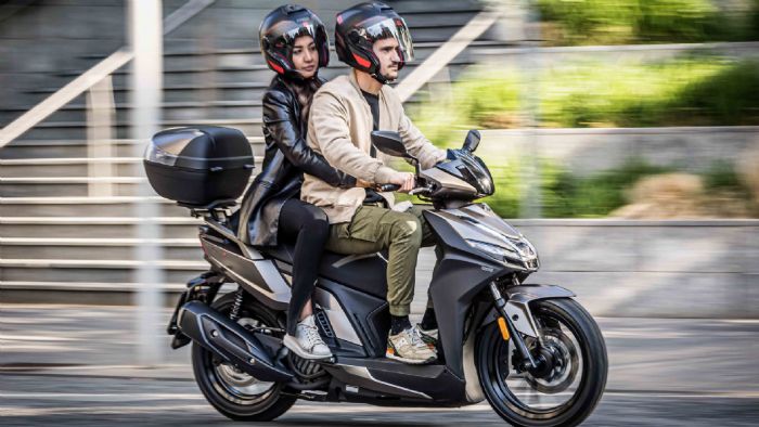 Το Kymco Agility S 125i Euro5+ φορά τον φρέσκο μονοκύλινδρο των 125 cc που γνωρίσαμε στο Skytown, με ασύμμετρο εκκεντροφόρο  όπου συνδυάζει επιδόσεις και οικονομία.