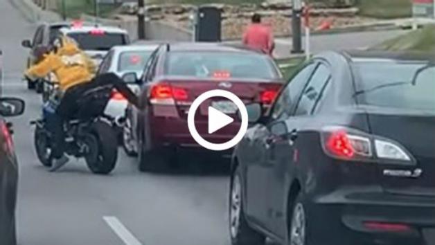 Κάτω δεν έφτανε, αλλά τον τσαμπουκά τον έκανε [video]