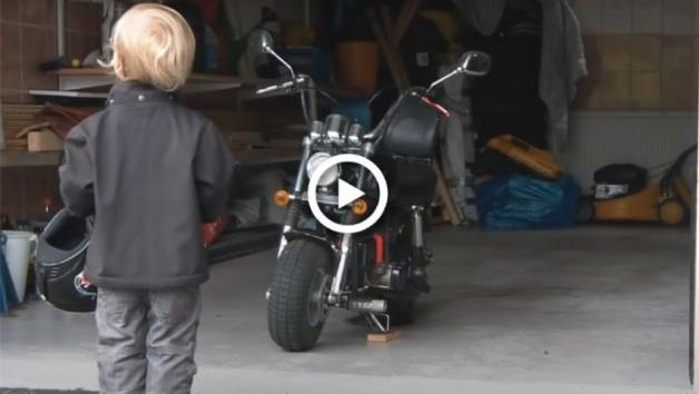 Κοριτσάκι 2 χρονών πάει με Harley στο νηπιαγωγείο [video]