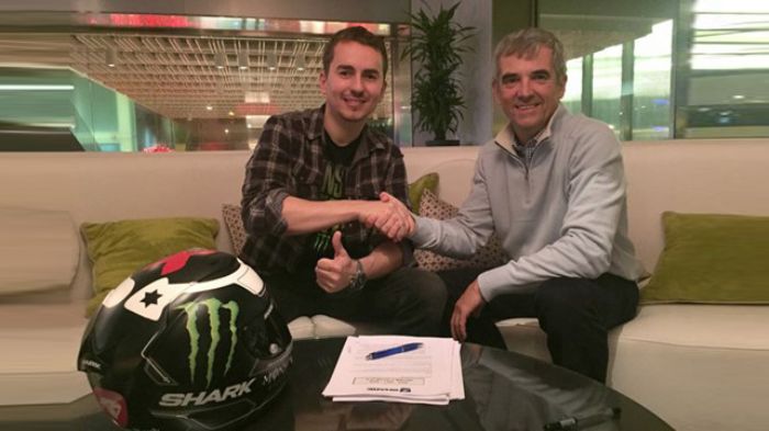 O Lorenzo με τον CEO της Shark, έχοντας υπογράψει το νέο του συμβόλαιο. O Lorenzo με τον CEO της Shark, έχοντας υπογράψει το νέο του συμβόλαιο.