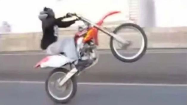 Οι αρχές του Παρισιού συνέλαβαν τον Abdoulaye N., πρώην οδηγό stunt και γνώριμη φιγούρα της συνοικίας Aubervilliers, ως ύποπτο για συμμετοχή στη θεαματική κλοπή ιστορικών κοσμημάτων από το Λούβρο τον 