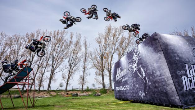 Ένα backflip αντί για ένα μπουκέτο λουλούδια για τη Γιορτή της Μητέρας (+video) Ένα backflip αντί για ένα μπουκέτο λουλούδια για τη Γιορτή της Μητέρας (+video)