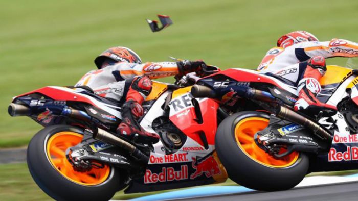 Η στιγμή της επαφής Marquez - Lorenzo στην Αυστραλία. Η στιγμή της επαφής Marquez - Lorenzo στην Αυστραλία.