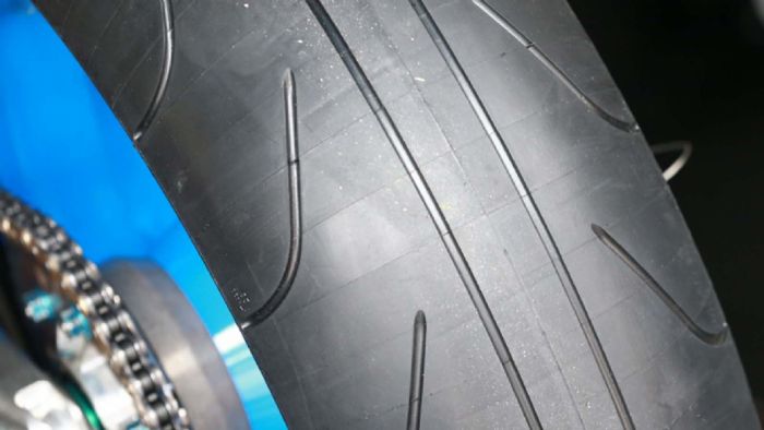 Και οριστικά εκτός της εξίσωσς πλέον, τα ενδιάμεσα ελαστικά των Moto GP. Και οριστικά εκτός της εξίσωσς πλέον, τα ενδιάμεσα ελαστικά των Moto GP.