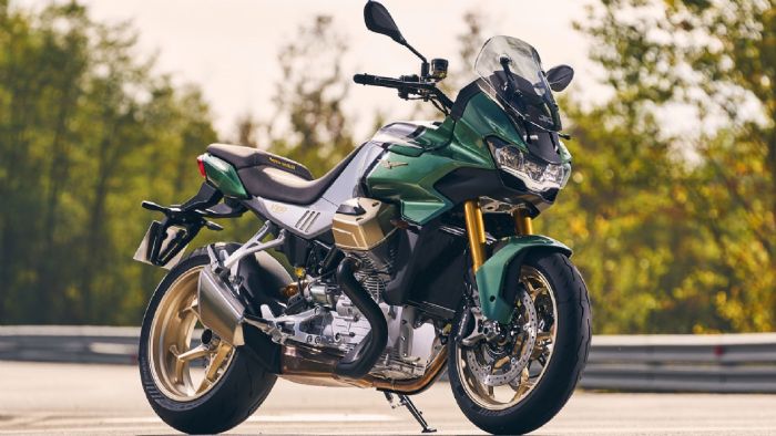 Η Moto Guzzi V100 Mandello ανοίγει ένα νέο κεφάλαιο στην ιστορία της ιταλικής φίρμας, με έναν εγκάρσια τοποθετημένο, υγρόψυκτο V2 κινητήρα 1.042 κ.εκ., που αποδίδει 115 ίππους στις 8.700 σ.α.λ. και 10