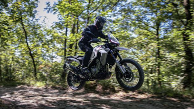 Moto Morini Alltrhike: Το νέο A2 adventure έφτασε Ελλάδα με 2 ίντσες τροχό, 44 ί Moto Morini Alltrhike: Το νέο A2 adventure έφτασε Ελλάδα με 2 ίντσες τροχό, 44 ίππους και τιμή από 5.990 ευρώ