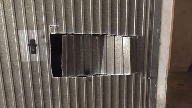 Οι δράστες επισκέπτονται την περιοχή συνήθως πρωινές ώρες και εστιάζουν στις γκαραζόπορτες που δείχνουν εύκολες στην παραβίαση. 