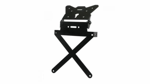 Η αναδιπλούμενη βάση πινακίδας X-Plate της Lampa, ζυγίζει μόλις 250 γραμμάρια και κατασκευάζεται από αλουμίνιο. 