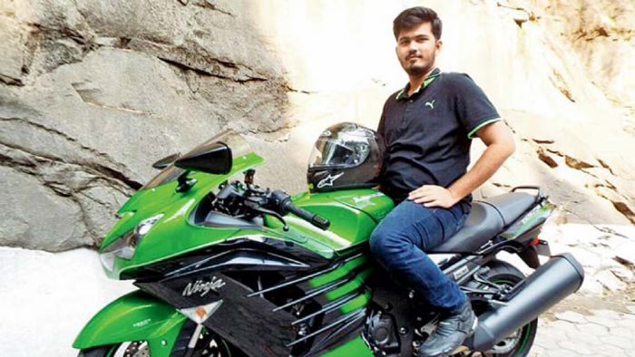 Ο Mohammed Mubarak πάνω στην μοτοσυκλέτα του. Ο Mohammed Mubarak πάνω στην μοτοσυκλέτα του.