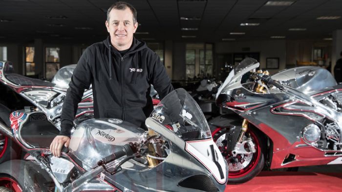 Ο John McGuinness φωτογραφίζεται με την αγωνιστική Norton V4. 