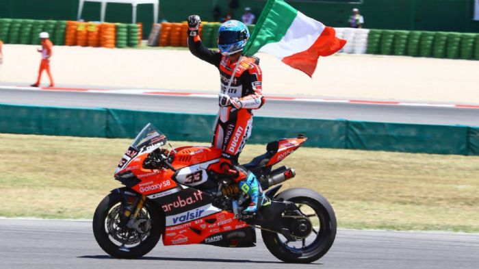 Παραμένει στα Superbikes