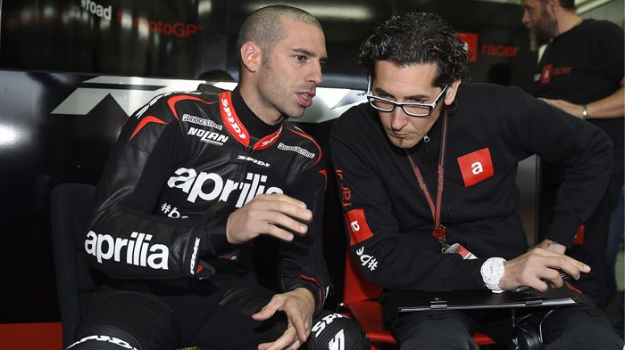 Τα απογοητευτικά αποτελέσματα του Marco Melandri στη φετινή σεζόν MotoGP στάθηκα Τα απογοητευτικά αποτελέσματα του Marco Melandri στη φετινή σεζόν MotoGP στάθηκαν καθοριστικά για τη λύση του συμβολαίου του με την ομάδα της Aprilia.