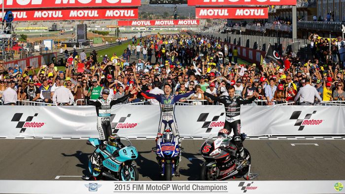 Οι πρωταθλητές του 2015, από αριστερά: Danny Kent (Moto3), Jorge Lorenzo (MotoGP Οι πρωταθλητές του 2015, από αριστερά: Danny Kent (Moto3), Jorge Lorenzo (MotoGP), Johann Zarco (Moto2)