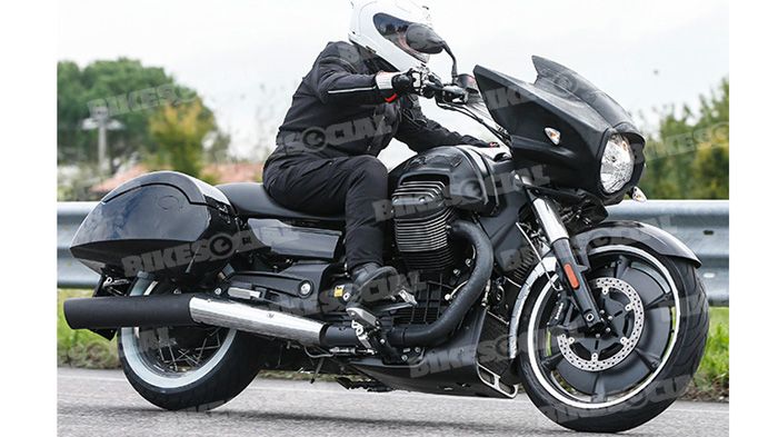 Υπό δοκιμή στα πέριξ του εργοστασίου της Aprilia το bagger της Moto Guzzi.